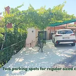Park And Sunny Terrace 아파트