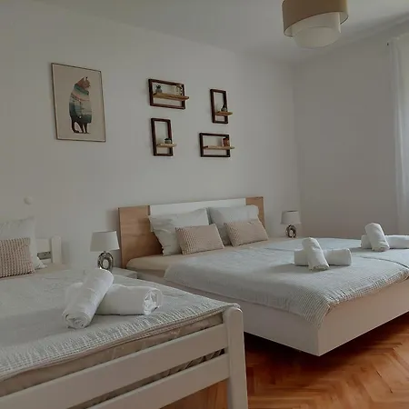 Park And Sunny Terrace Apartment